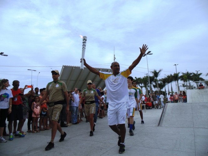 A Tocha chegou: Arildo Borges é o primeiro condutor do fogo olímpico em Linhares