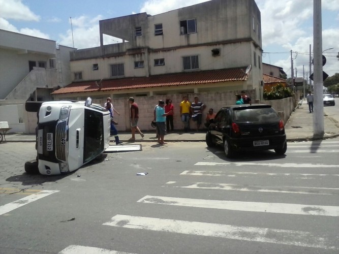 Acidente entre Hilux e Celta interdita parcialmente a Avenida Guaçuí, no Shell. Não houve feridos