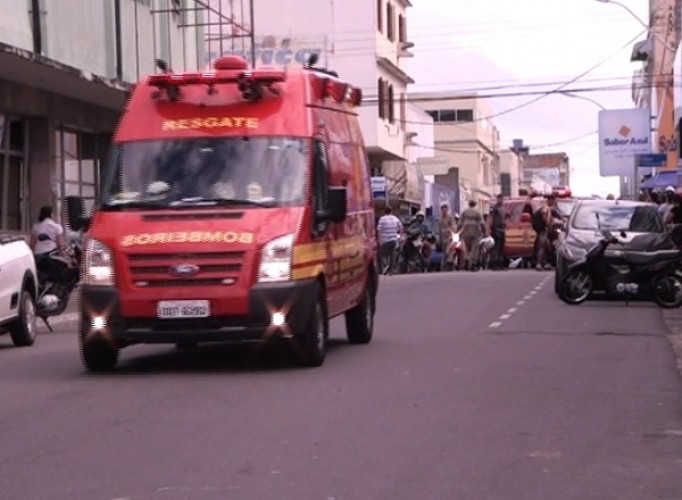 Acidente no centro deixa mulher e motociclista feridos