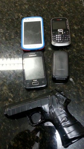 Adolescentes são apreendidos com quatro celulares e uma arma de brinquedo