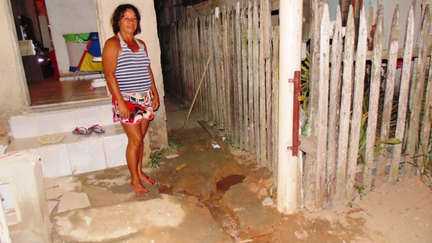 Água “misteriosa” invade quintal e residência de dona de casa no Aviso e Defesa Civil interdita local