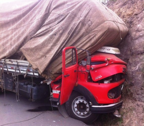 Após colisão, carga de papel esmaga cabine de caminhão e mata motorista na BR 101