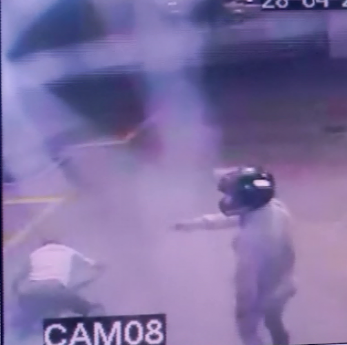 Assaltantes chegam atirando em posto de gasolina e levam R$ 180; veja vídeo