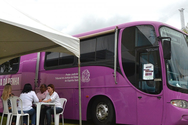 Atendimento do Ônibus Rosa em Linhares resulta em prisão e em 8 medidas protetivas