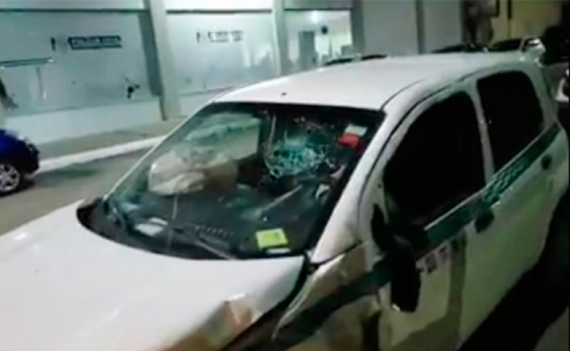 Bandidos roubam táxi, capotam e trocam tiros com policiais em Linhares