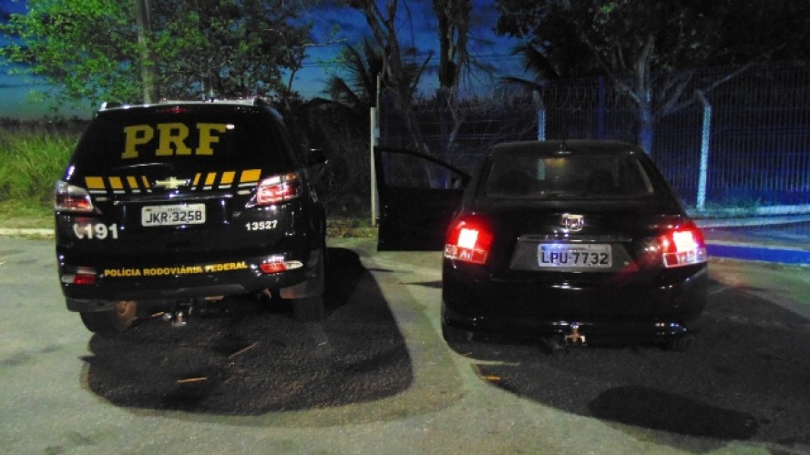 Blitz da PRF prende três jovens com carro importado de placas clonadas e documentação falsa