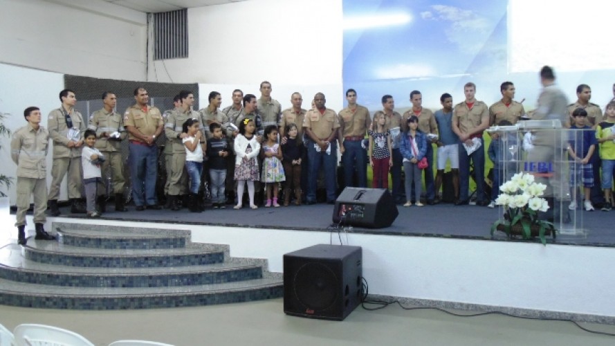 Bombeiros de Linhares recebem bíblias de crianças durante culto ecumênico na Igreja IEBL