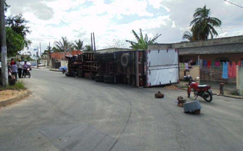 Caminhão carregado com móveis tomba no bairro Interlagos e por pouco não atinge casa