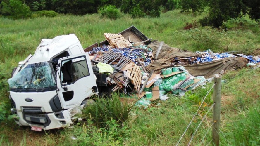 Caminhão com carga de refrigerantes tomba na ES 248, na Lagoa Nova. Motorista foi levado pro HGL