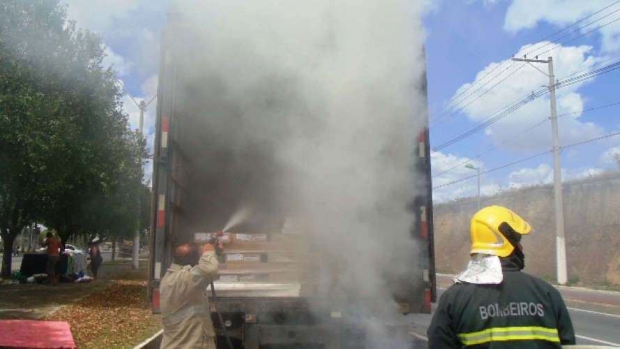 Caminhão de móveis e fogões da Itatiaia pega fogo na BR 101. Veja vídeo exclusivo!