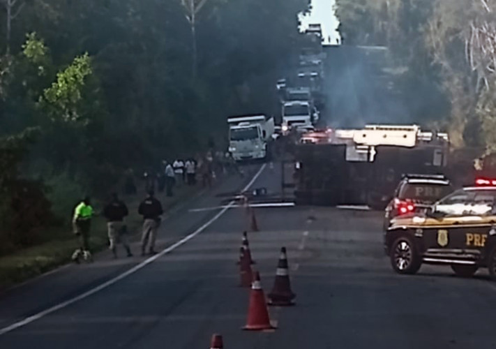 Carreta Sai Da Pista E Pega Fogo Na Br Em Sooretama Site De Linhares