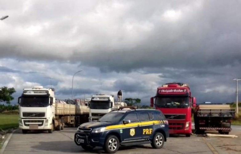 Carretas com excesso de carga são apreendidas pela PRF em Linhares