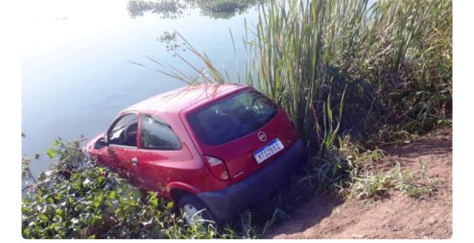 Carro furtado é encontrado dentro de lagoa no Interlagos