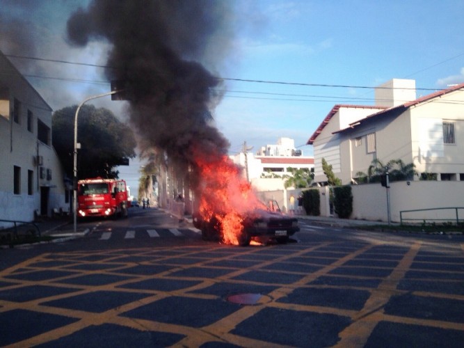 Carro pega fogo no centro de Linhares; veja vídeo