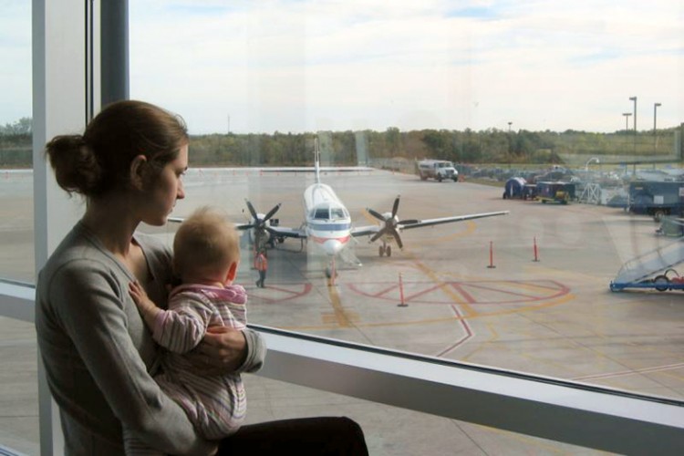 Casal que adquiriu berço para viagem com bebê não deve ser indenizado por companhia aérea