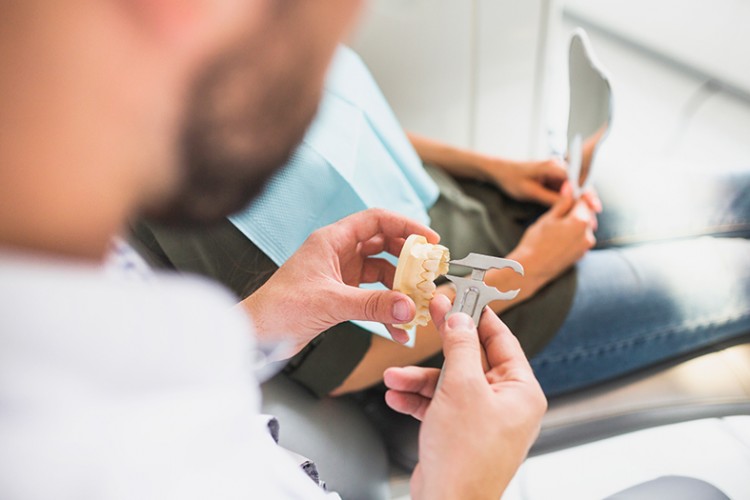 Clínica odontológica deve indenizar paciente poque dentadura que se soltava sem esforço