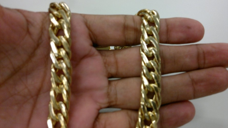 Cordão de ouro de R$ 14 mil é furtado dentro de porta-luvas de carro em Rio Bananal