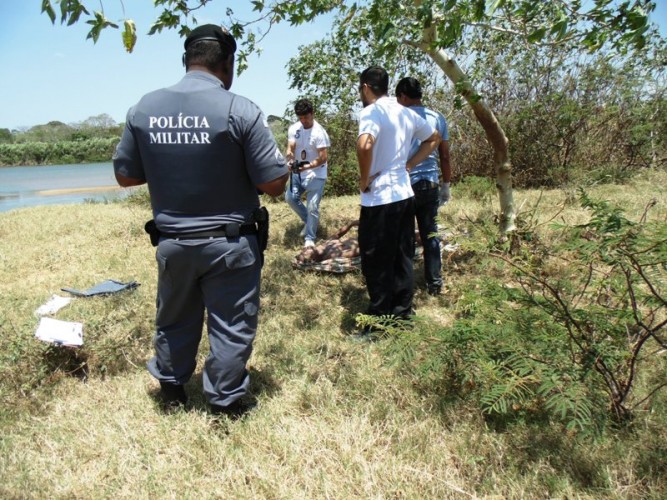 Corpo de homem é encontrado boiando por banhistas no Rio Doce