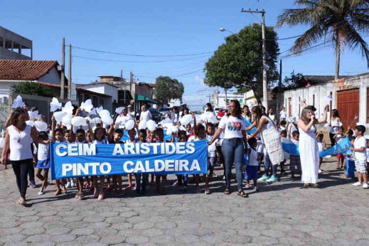 Crianças de Ceim do  Aviso fazem Caminhada pela Paz pelas ruas do bairro