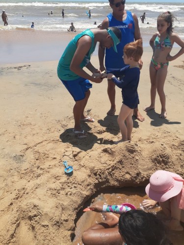 Crianças recebem pulseiras de identificação nas praias de Linhares