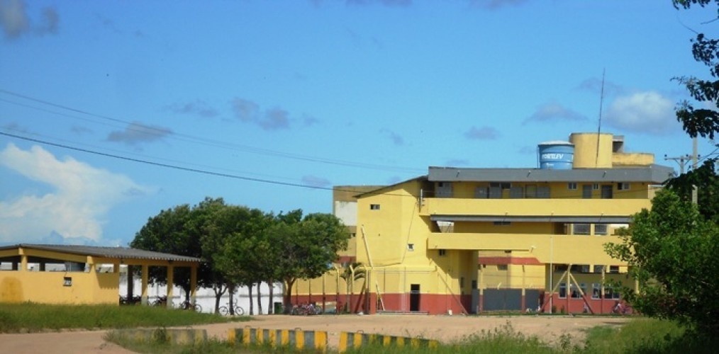 Dois detentos presos por roubo e mortes fogem da penitenciária de Linhares