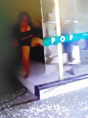 Em ataque de fúria, travesti quebra vidraças do Centro de Referência POP, no centro de Linhares