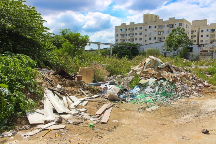 Empresa é multada em mais de R$ 10 mil por falta de limpeza em terreno