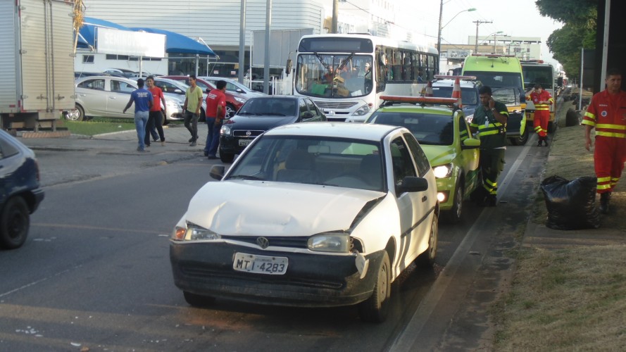 Engavetamento com três veículos no perímetro urbano de Linhares