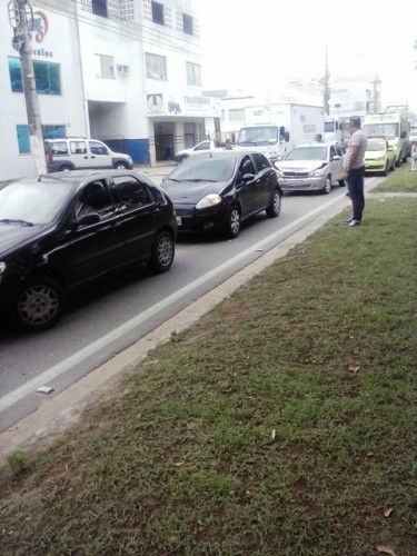 Engavetamento envolve 4 veículos na BR 101, no Conceição. Ninguém saiu ferido