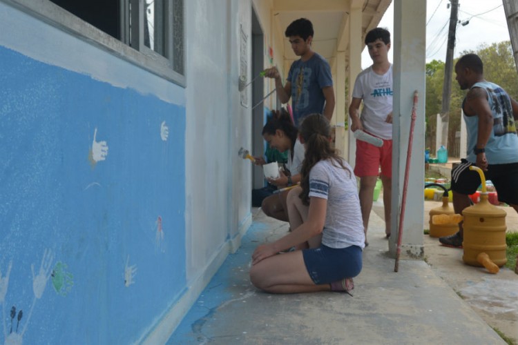 Estudantes de SP pintam creche e biblioteca e constroem parques com bambu em escola de Regência