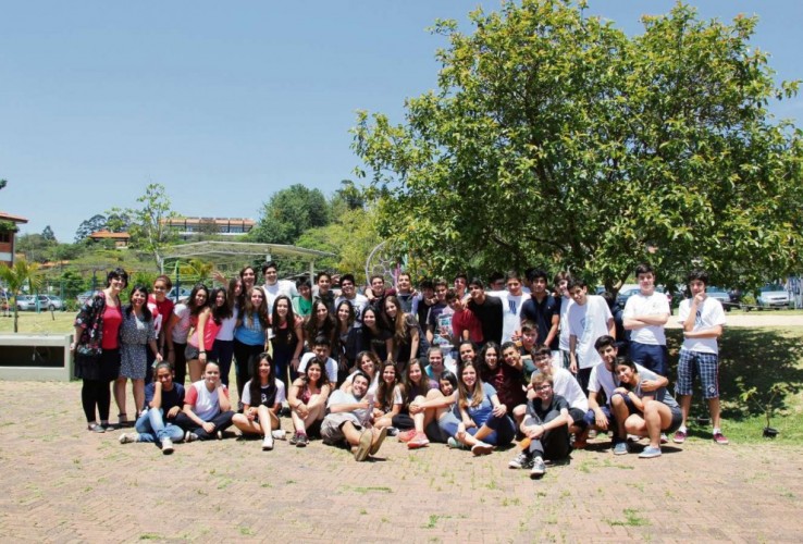 Estudantes de SP trocam festa de formatura por trabalho voluntário em Regência