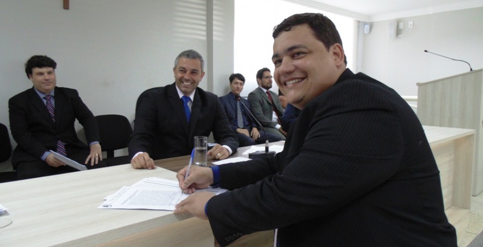 Fabrício Lopes assume a Câmara de Linhares e Amantino Paiva vira secretário de Assistência Social