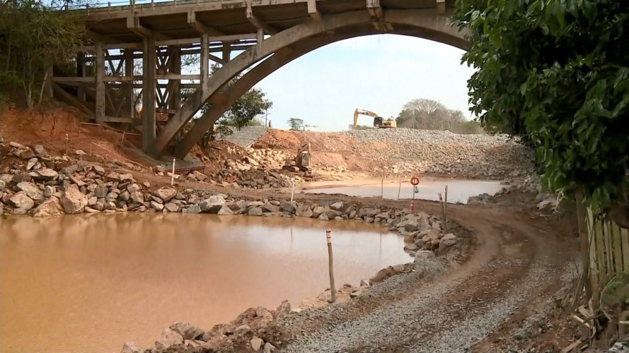 Famílias são obrigadas a abandonar casas por causa de barragem feita pela Samarco