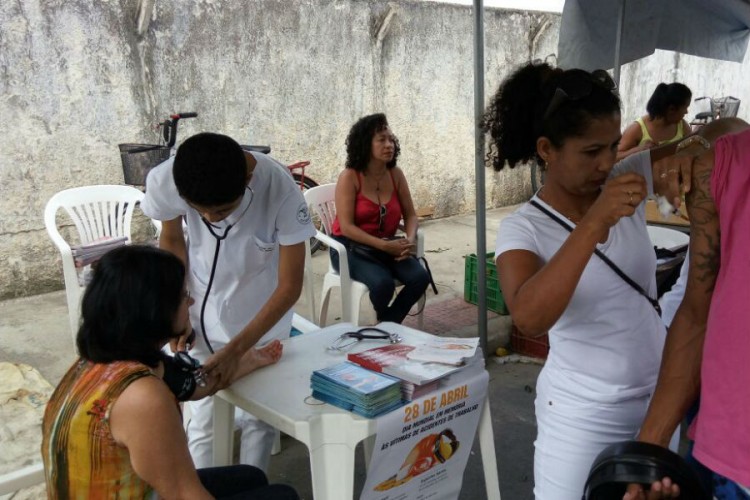 Feira livre do BNH recebe equipe de vacinação contra a febre amarela, gripe e tétano
