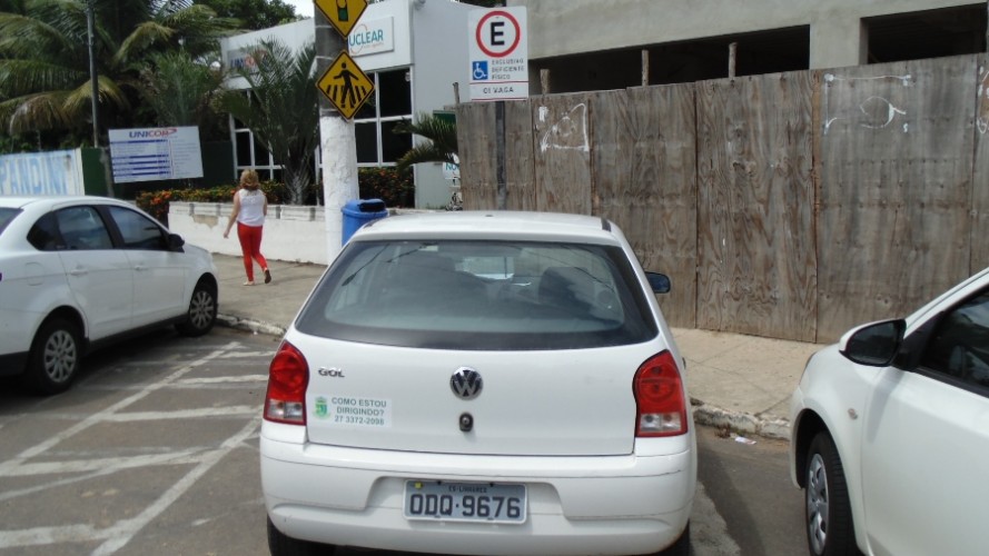 Flagra: carro oficial da Prefeitura de Linhares estaciona em vaga exclusiva para deficientes físicos