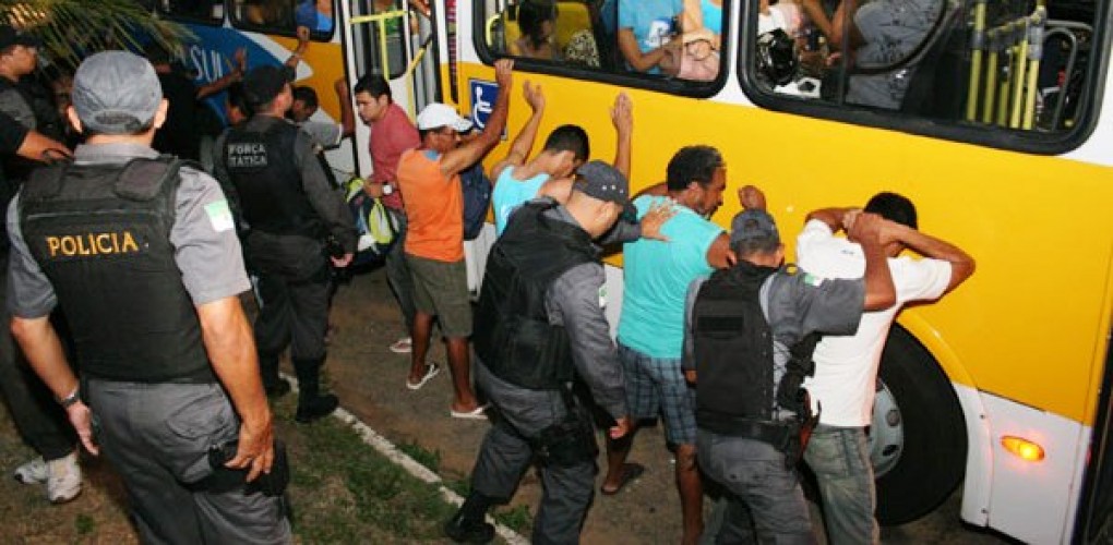Forró do Pontal: PM encontra crack e buchas de maconha em ônibus de turismo