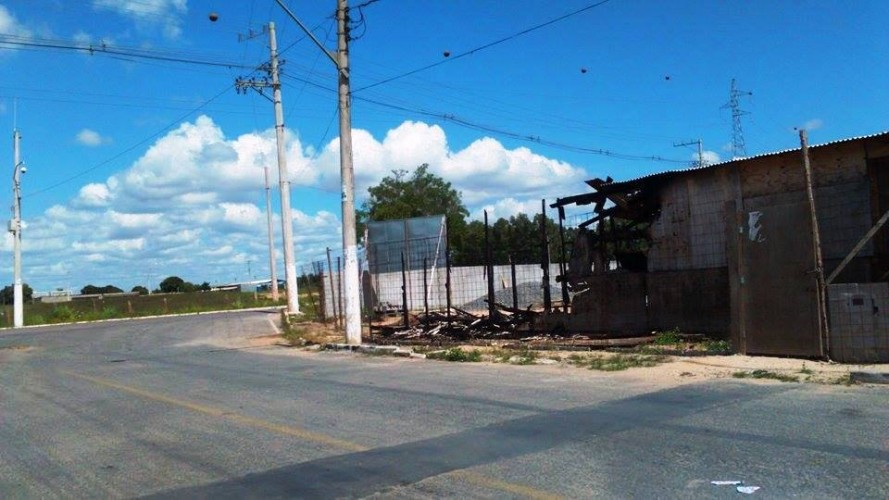 Galpão de obra abandonada de creche da Prefeitura pega fogo no Santa Cruz