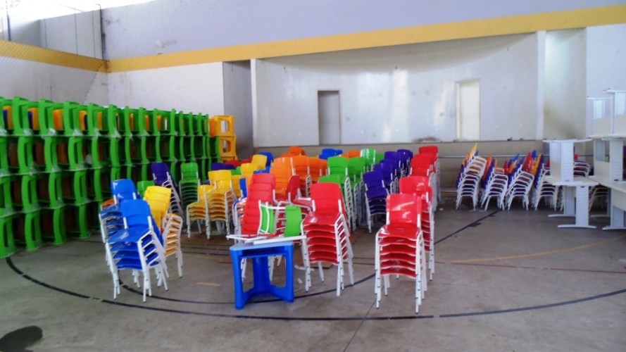 Ginásio de esportes do bairro Araçá vira depósito de móveis para creches da Prefeitura