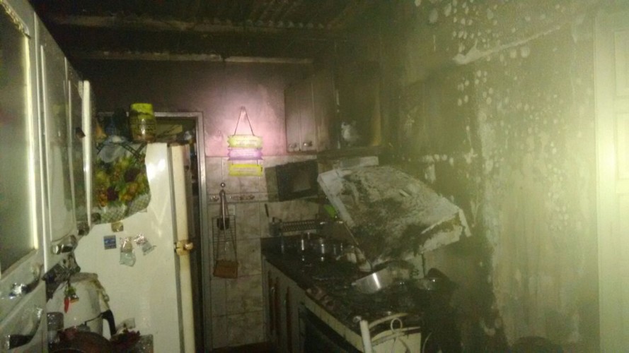 Incêndio destrói parte de casa no bairro Aviso e família escapa ilesa