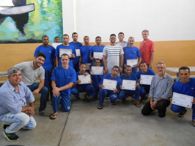 Internos de Linhares celebram formatura em curso profissionalizante de barbeiro