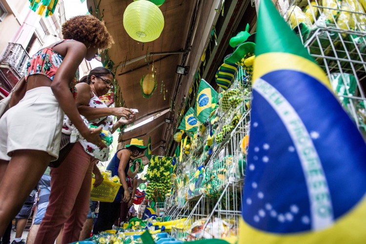 Jogo do Brasil altera horários do comércio e de serviços. Veja o que abre e fecha em Linhares