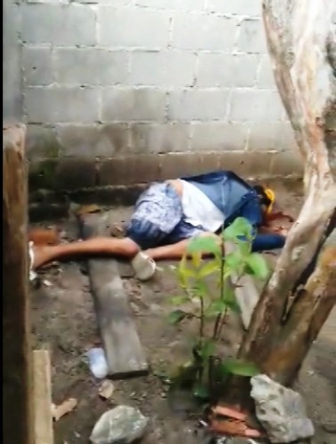 Jovem de 27 anos é morto a tiros em quintal de residência no bairro Interlagos