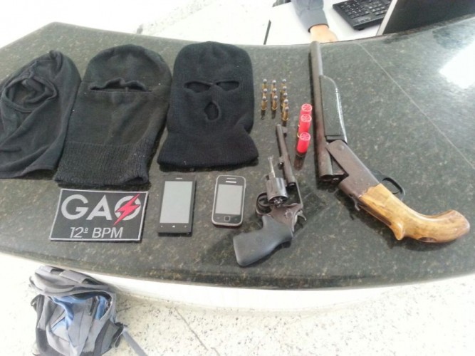 Jovens são detidos com escopeta, revólver, toucas ninja e celulares, no bairro Planalto