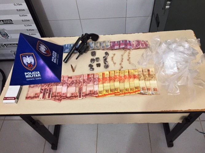 Jovens são detidos com munição de fuzil 556, drogas e dinheiro no bairro Interlagos