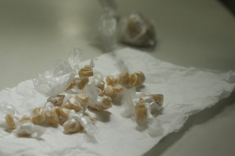 Jovens são pegas com crack em suposto local de distribuição de drogas em Sooretama