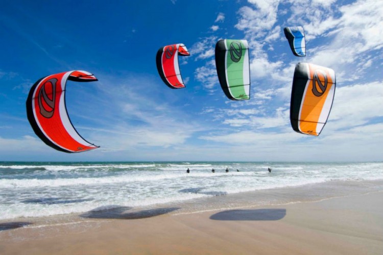 Kitesurf e futebol de areia invadem Pontal do Ipiranga neste fim de semana