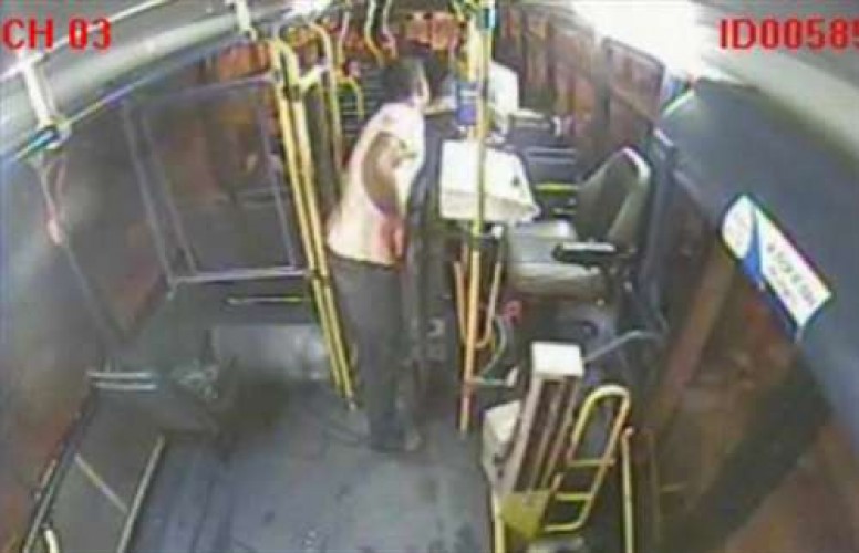 Ladrões atacam salão de beleza, loja de roupas, dois ônibus e fazem a limpa nos passageiros