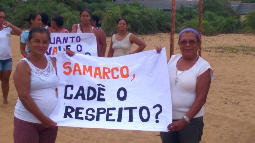 Lama: moradores de Regência fazem protesto e realizam abraço simbólico na Foz do Rio Doce.Veja video