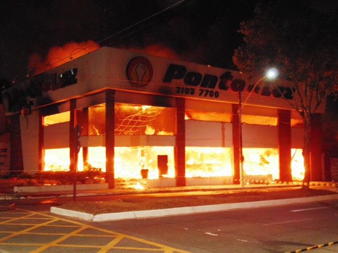 Loja de iluminação e material elétrico é destruída pelo fogo no centro de Linhares; vídeo