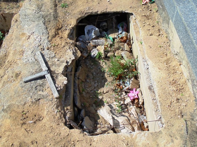 Macabro: internauta denuncia cova aberta e caveira exposta no Cemitério São José; veja vídeo